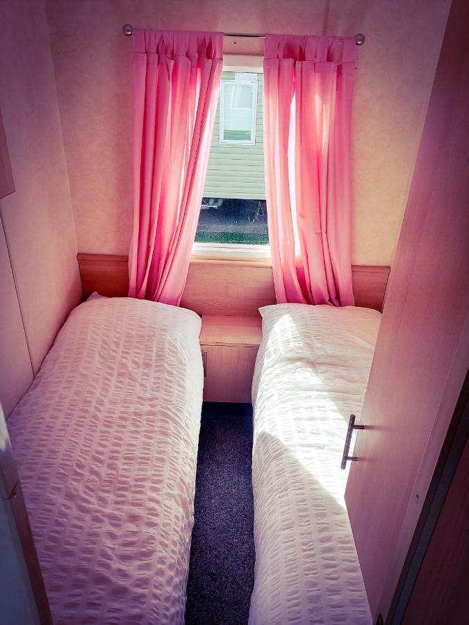18 Nutmeg Grove Hotel วิเธิร์นซี ภายนอก รูปภาพ